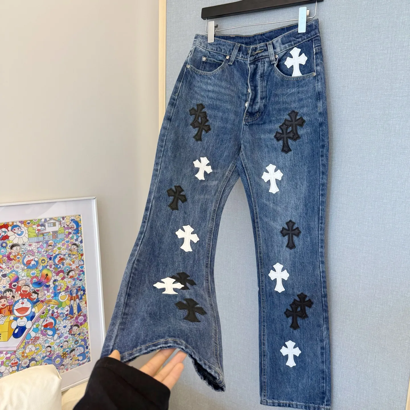 P260 Style number: D346 ChromeHearts Chrome washed blue and black and white leather straight pants, ceiling-level jeans, a pair is hard to find at the counter‼ ️About Zangyin✅This is an extremely luxurious fashion brand that can also be called the aristocracy of the high street. It has always been an exclusive brand for some hipsters or rich second generations. The color of this model is already very eye-catching by using a unique washed material. It is decorated with pink patch cross flowers, which cleverly highlights the charm of the brand. Secondly, this model adopts a classic high-waist cut design, which highlights the long legs and fashionable temperament of the upper body. The brand is highly recognizable and the slim-fitting configuration is more suitable for daily wear. The personality will be fashionable and the specifications can be seen at a glance. Materials and technology ✅ Needless to say, this point goes without saying. As an excellent craftsman brand, Zangyin's requirements for details and craftsmanship are really perfect. The washed color of this model has gone through a lot of processes, not to mention the embellishment of the denim appliqués. It is also purely handmade and sewn. Just like what they believe in, only handmade things have soul and have the meaning of wearing. A top-notch heavy-duty fashionable denim item, recommended by both hands‼ ️ Size: 28, 30, 32, 34, 36 (S-XXL) Color: blue Size reference: Pants length 100 102 104 106 106 Waist 72 76 80 84 88 Recommended weight S (about 130 pounds) M (about 120 pounds) L (about 140 pounds) XL (about 165) XXL (about 185)